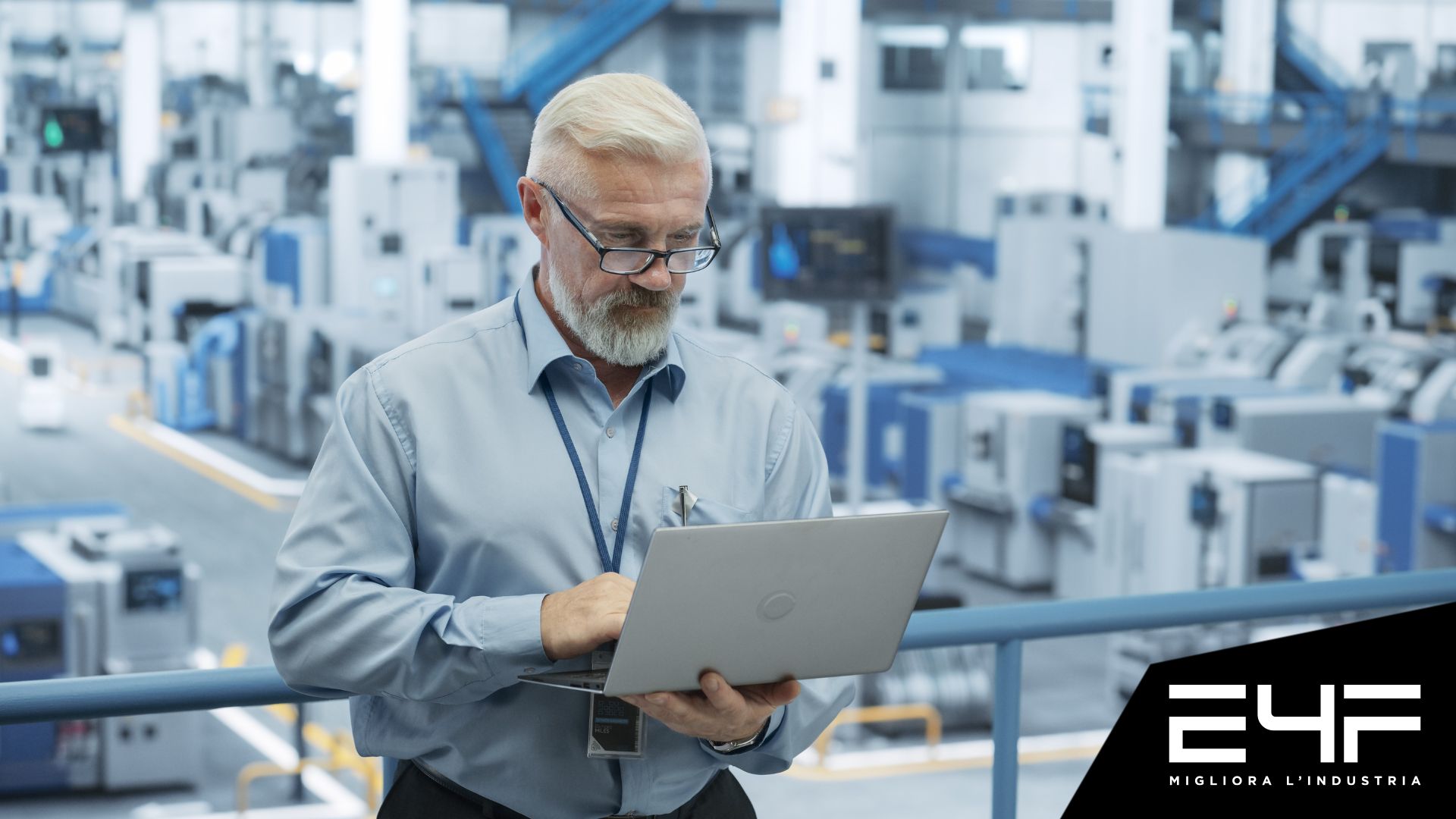 esperto safety management a lavoro con pc