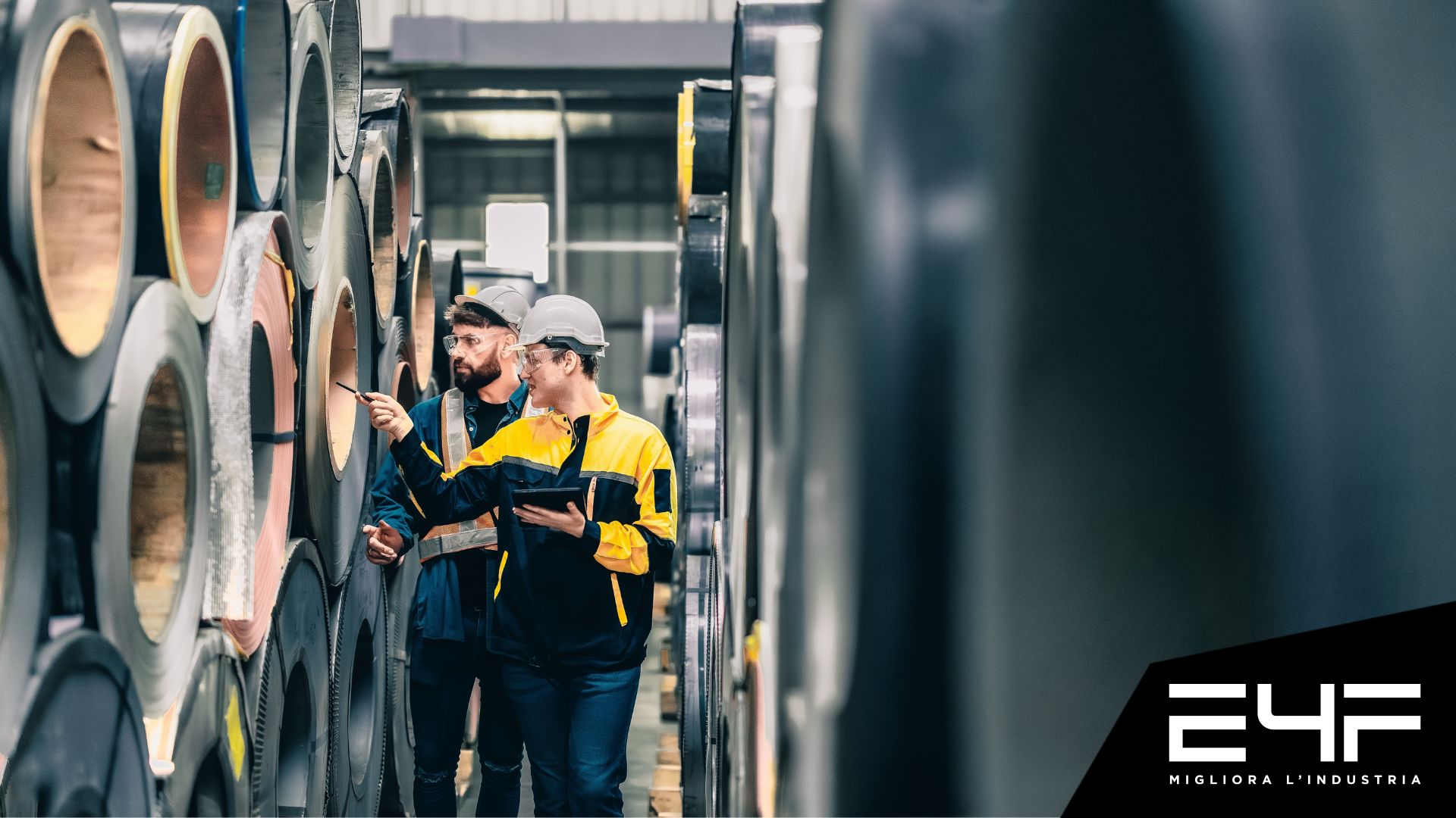 lavoratori che fanno dei monitoraggi all'interno di un'azienda