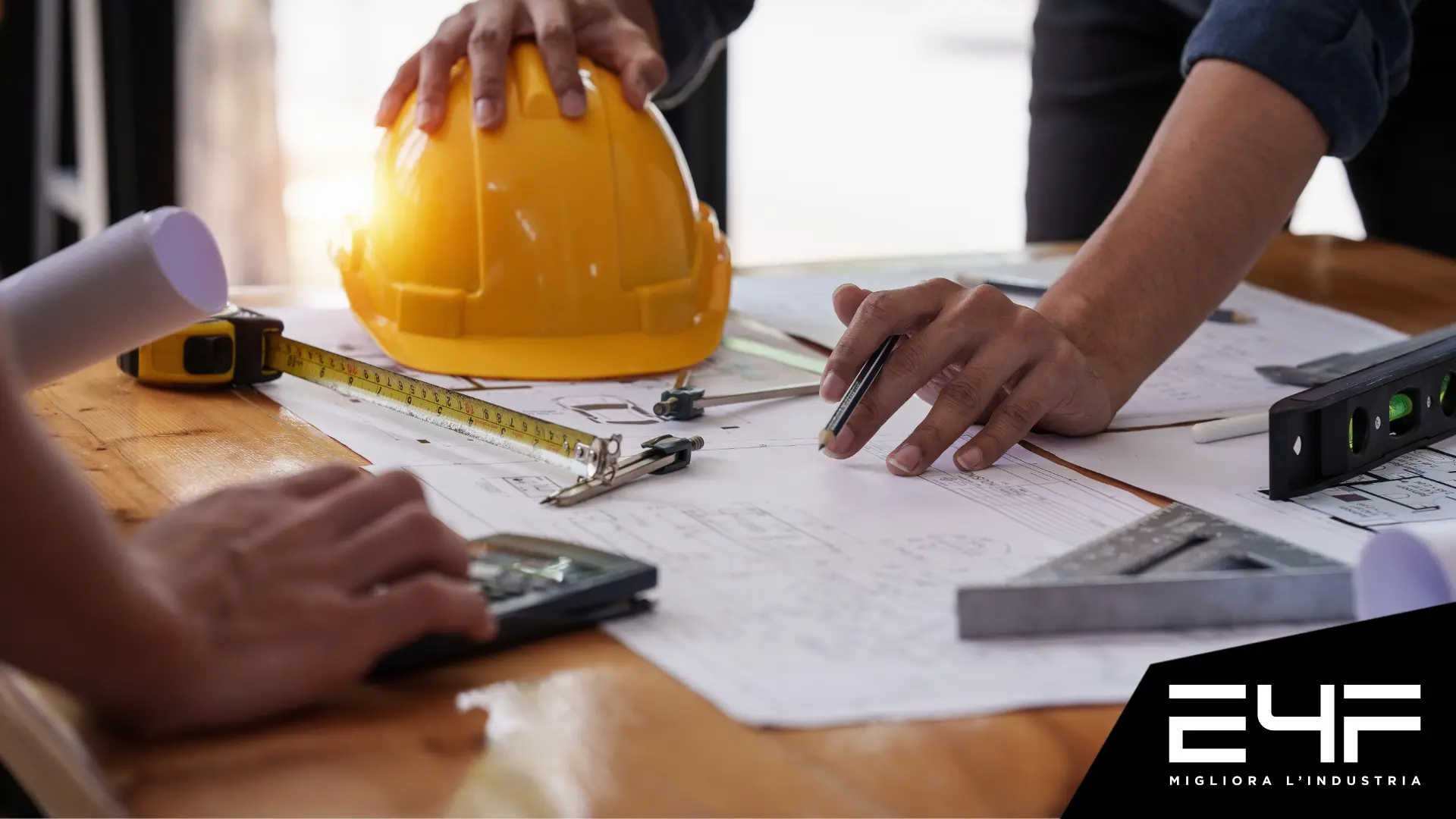 capo cantiere che mette in sicurezza un cantiere prima di procedere con i lavori