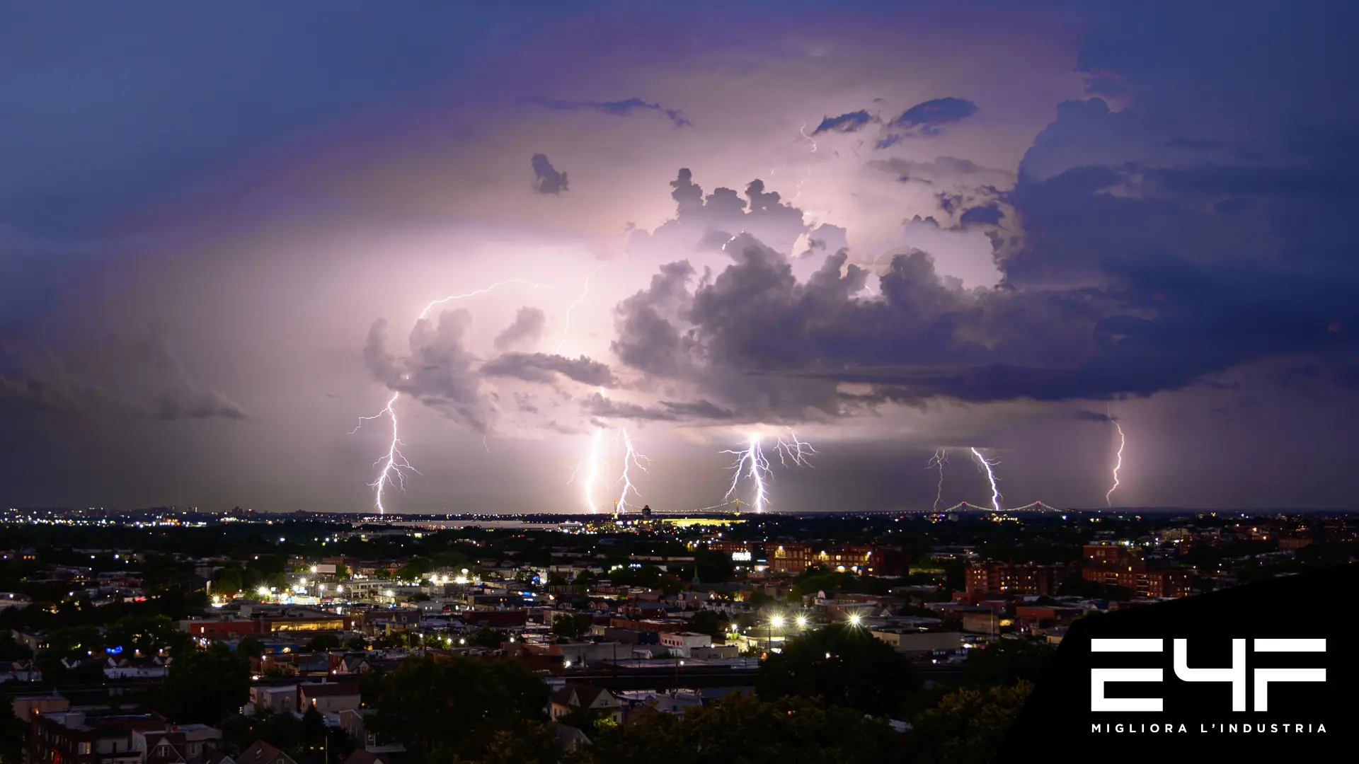 cielo notturno in tempesta con cinque fulmini sopra una città
